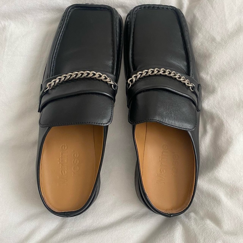 MARTINE ROSE BLACK LOAFER MULES.